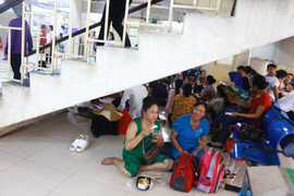 Nắng nóng kỷ lục ở Hà Nội, bệnh nhân bê cơm ăn dưới gầm cầu thang chờ được khám