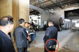 Hình ảnh ông Kim Jong-un mặc quần lấm lem bụi bẩn đi thị sát gây xôn xao