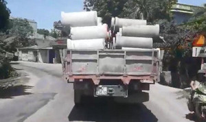 Clip: Xe tải chở hàng chục ống cống không chằng dây, chạy kiểu 'giết người' trên phố