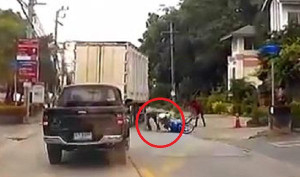 Clip: Tài xế xe tải đánh lái xuất thần, hạ gục 2 tên cướp trong tích tắc