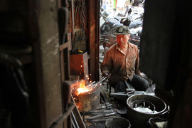 Nắng nóng đỉnh điểm, thợ rèn phố cổ Hà Nội vẫn đe búa bên lò lửa 1000°C