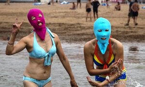 Video: Áo tắm ninja đổ bộ bãi biển Trung Quốc