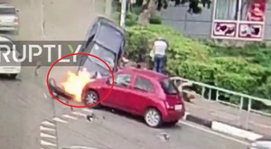 Clip: Khoảnh khắc ô tô 'điên' lao lên vỉa hè như tên lửa, tông đám đông thảm khốc