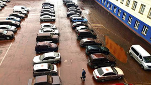 Clip: Bí ẩn 'mưa máu' kinh dị nhuốm đỏ bãi đỗ xe ở Nga