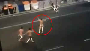 Video: Cổ động viên Anh khỏa thân chạy ngoài đường ăn mừng chiến thắng