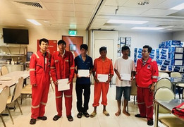 Cán bộ nhân viên giàn khai thác trung tâm PQP-HT cứu giúp 4 ngư dân gặp nạn trên biển