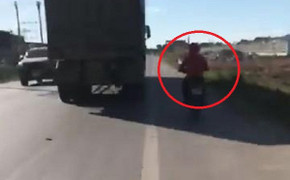 Clip: Hoảng hồn 'ninja' xe máy núp hông container để tránh nắng