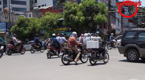 Video: Nắng thiêu đốt, người đi xe máy nháo nhào vượt đèn đỏ