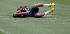 Cầu thủ Brazil tập kiểu 'xé xác', Neymar lại diễn kịch ăn vạ