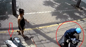 Video: Xe Honda Lead không người lái lao lên vỉa hè tông đổ xe máy đang đắp chiếu