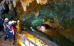 Vạ miệng vụ giải cứu đội bóng mắc kẹt, Thủ tướng Thái Lan bị 'ném đá'