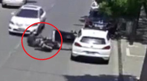 Clip: Mở cửa ô tô vô ý thức, nữ tài xế gây tai nạn chết người