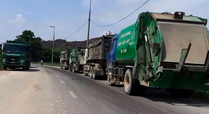 Khổ sở vì bãi rác khổng lồ, dân chặn xe đòi gặp lãnh đạo Hà Nội