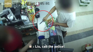 Clip: Tiếng quát uy lực của nữ nhân viên khiến tên cướp có dao sợ hãi chạy trối chết