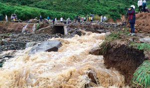 Infographic: Dấu hiệu sắp xảy ra sạt lở đất và cách bảo vệ bản thân