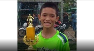 Cậu bé đầu tiên của đội bóng Thái Lan được đưa khỏi hang là ai?