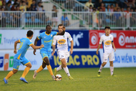 Video: Hàng thủ liên tục mắc sai lầm, HAGL thảm bại trên sân nhà