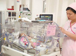 Bé trai 5 ngày tuổi bị ọc máu vì ứ độc chất NH3 gấp 10 lần bình thường