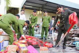 Lấy gạch tiêu hủy pháo, 3 cán bộ thi hành án, 1 cảnh sát bị thương