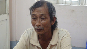 Đang say sưa cá độ bóng đá, cụ ông bị công an bắt quả tang