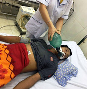 Uống rượu rễ cây rừng tự ngâm, 1 người chết 1 người nguy kịch