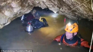 Giải cứu đội bóng Thái Lan ngày thứ hai: Thêm một cậu bé được đưa ra ngoài an toàn