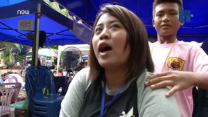 Học sinh Thái Lan tới hang mát-xa cho những người cứu hộ đội bóng