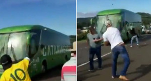 Brazil thất trận, fan 'đào mộ' clip ném đá và trứng thối vào xe bus chở đội tuyển