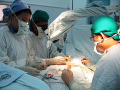 Bị gãy 'súng' khi quan hệ, người đàn ông đau đớn tìm đến bệnh viện cầu cứu