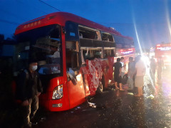 Hai xe khách đối đầu, hàng chục hành khách thoát chết trong gang tấc