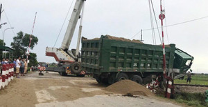 Băng qua đường sắt, xe tải chết máy bị tàu hoả húc văng