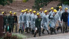 Giải cứu đội bóng Thái Lan ngày thứ 3: Chạy đua với thời gian vì mưa lớn
