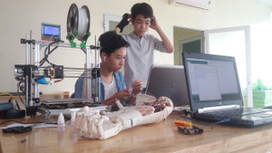 Học sinh lớp 8 Hà Nội chế tạo cánh tay điều khiển bằng suy nghĩ với 10 triệu đồng