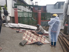 3 thanh niên bị tấm thạch cao đè thương vong