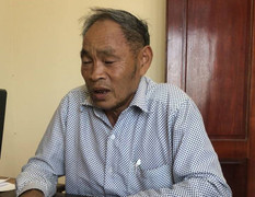 Thầy cúng dùng thanh nhôm dính nhựa rút tiền từ hòm công đức