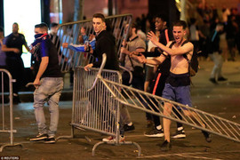 Pháp vào chung kết World Cup 2018, fan cuồng làm loạn Paris