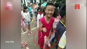 Được thưởng thịt lợn, học sinh giỏi trường làng cười tít mắt