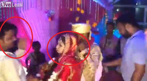 Clip: Bi hài cảnh nam khách mời bị cô dâu tát trong đám cưới
