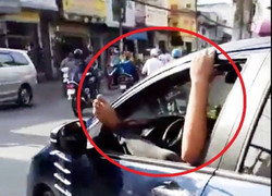 Tài xế gác chân lên cửa ô tô, phóng xe bạt mạng trên đường
