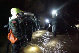 Sự cố khiến các thợ lặn cuối cùng suýt không thể ra khỏi hang sau khi giải cứu đội bóng Thái Lan