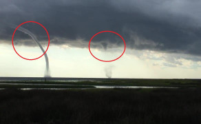 Clip: 2 vòi rồng xuất hiện cùng lúc, hút nước lên trời ngoạn mục