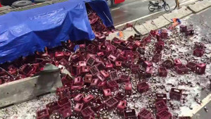 Clip: Lật xe đầu kéo chở bia, hàng nghìn chai bia vỡ tung tóe trên quốc lộ