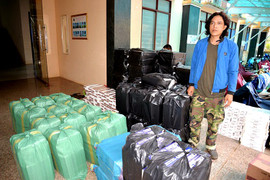 Bắt 2 nghi can dùng xe ô tô gắn biển giả chở thuốc lá lậu