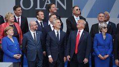 Bức ảnh Tổng thống Trump chụp cùng các lãnh đạo NATO gây sốt
