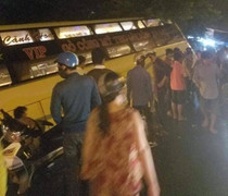 Xe khách lao xuống mương nước kéo theo nhiều xe máy, 4 người bị thương nặng