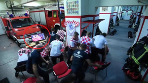 Clip: Tức tốc làm nhiệm vụ, lính cứu hỏa Croatia bỏ lỡ khoảnh khắc lịch sử tại World Cup