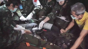 Thay vì lặn, các cậu bé đội bóng Thái Lan được đưa ra ngoài bằng cách này