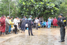 Dân đội mưa theo dõi phiên tòa xét xử vụ nổ súng làm 16 người thương vong ở Đắk Nông