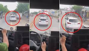 Cản trở xe ưu tiên, mặc sự sống chết của người khác: Hành vi vô cảm, đáng sợ của người Việt