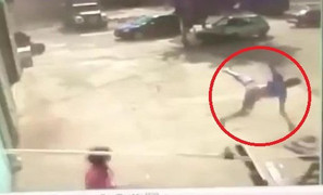 Clip: Lốc xoáy khủng khiếp cuốn người bay lên trời